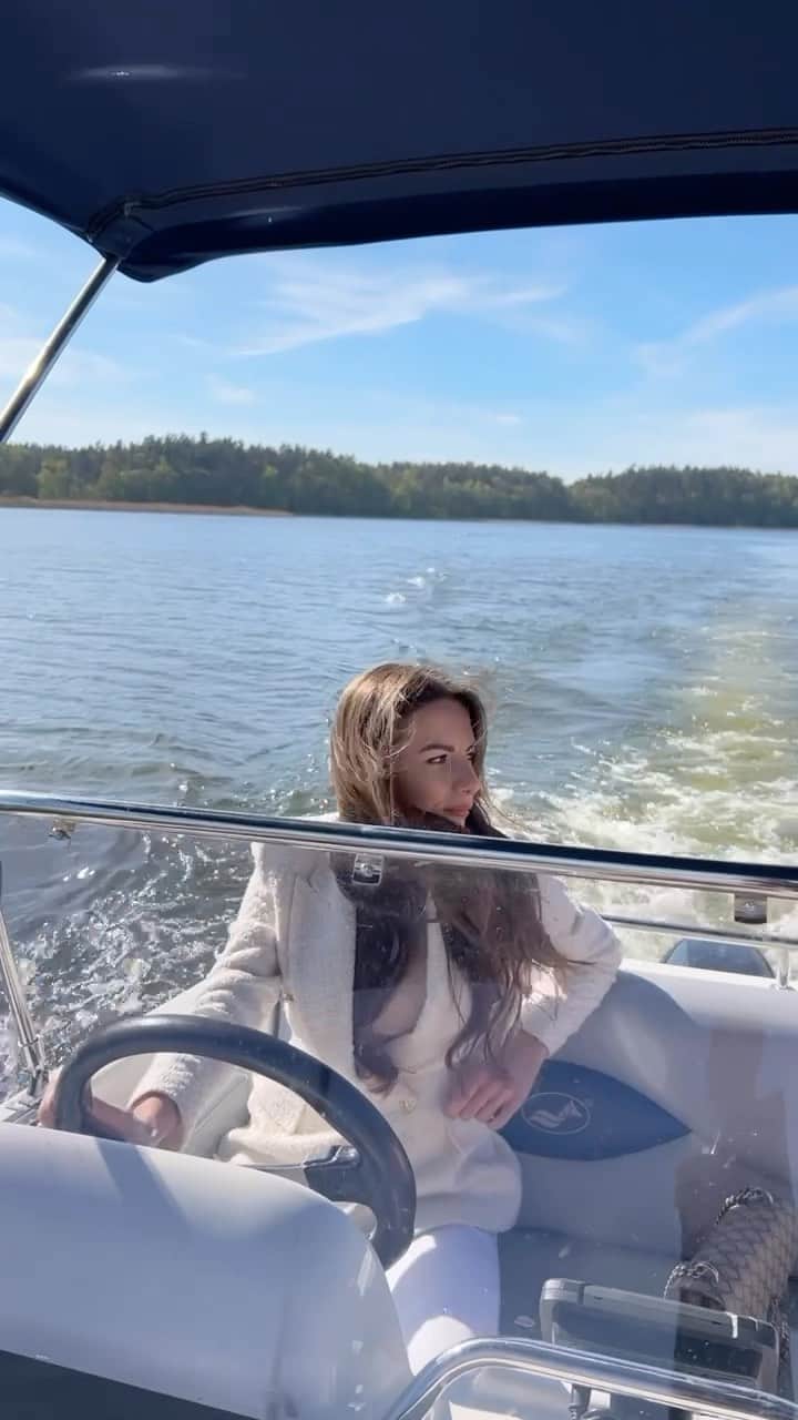 Karolina Bojarのインスタグラム：「Mrs. Captain! ⚓️ Season started 🛥️🌊  #mrscaptain #lake #motorboat #rendezvous #Mazury」