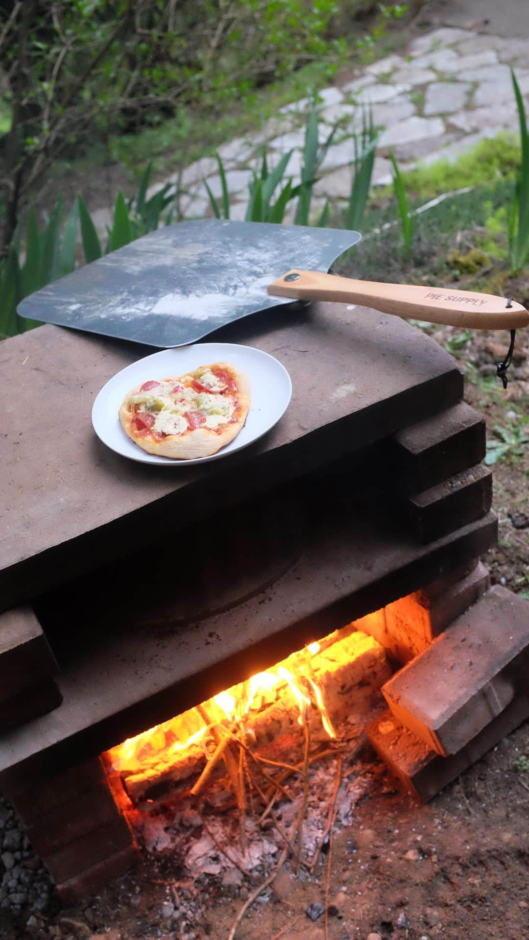 ライアン・ダニエル・ドブソンのインスタグラム：「We decided to turn a lazy Sunday in beautiful Seattle into a #familymeal #pizzanight outside. @sardobs gave me a collapsible pizza peel from Pie Supply and we followed the design of @chefsteps - it worked great! The kids helped assemble the whole thing and the pizza turned out delicious. Because the pizzas take a few minutes to cook, it gave us #qualityfamilytime to sit around and chat about life. A highlight of spring so far. Bonus: it worked great for s’mores too!」