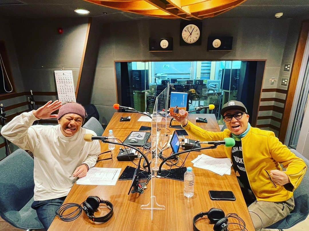 遠藤章造のインスタグラム：「25時からのおじさんラジオ📻楽しかったー❗️ #遠藤章造 #ココリコ #ゴルゴ松本 #tokyospeakeasy #ラジオ #本 #吾輩はアホである」