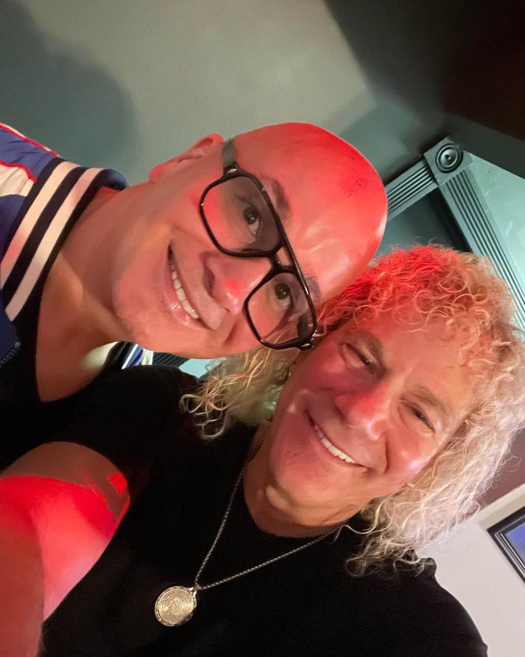 デヴィッド・ブライアンのインスタグラム：「Laughed my ass off watching @robertkellylive do his thang at @unclevinniescomedyclub in point pleasant NJ !!! Go see him wherever he is !!! You’ll love him !!!!! 😎🎉🎉🎉😂」