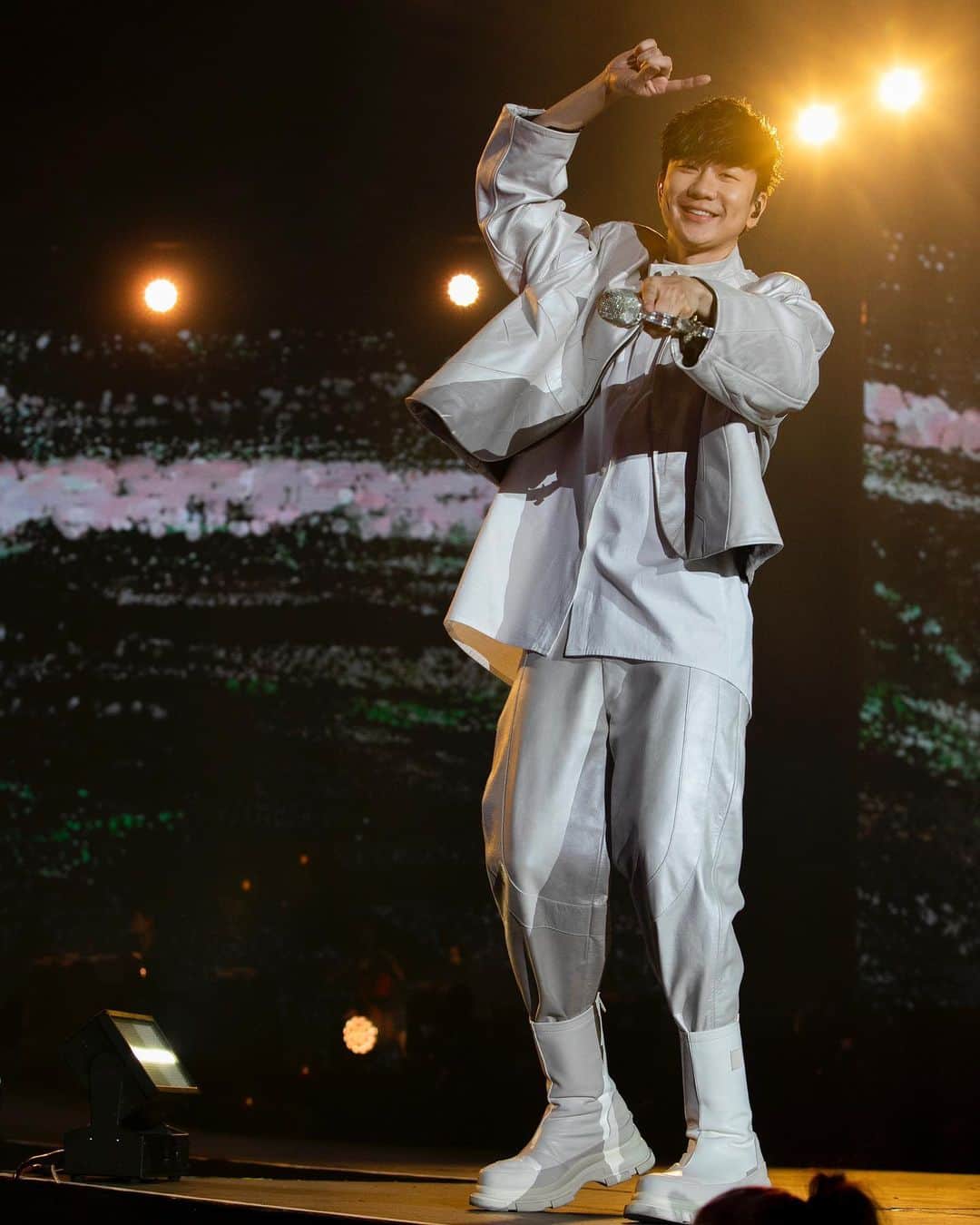 林俊傑のインスタグラム：「JJ20 London - you definitely made it one to remember  Can’t wait for another great night with Day 2!  JJ20倫敦站第一晚絕對忘不了  好期待倫敦站第二晚！  #roadtoJJ20 #JJ20WorldTour」