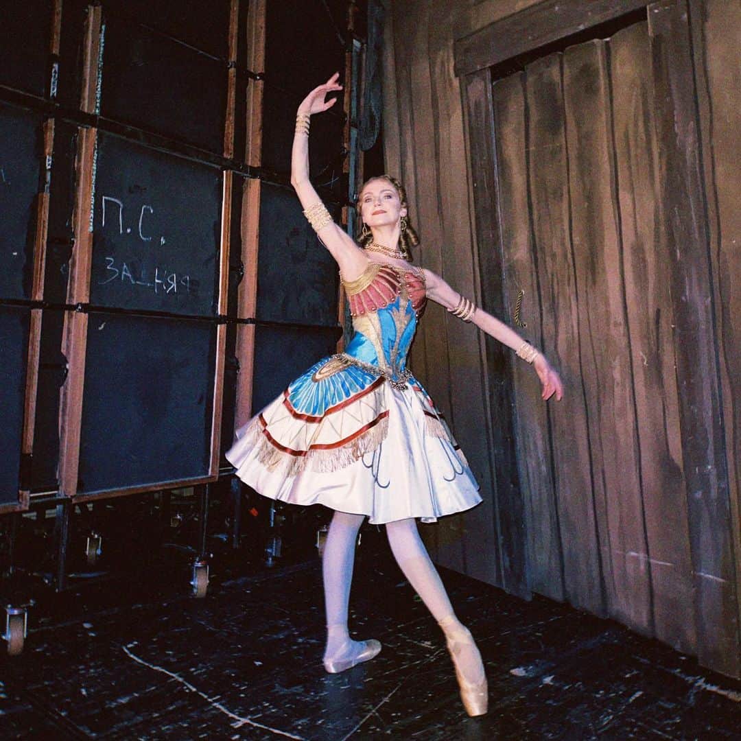 ダリア・イオノワのインスタグラム：「Дочь, но не Фараона 👸🏼🏹👑 С Первомаем, Друзья ! 🌻」