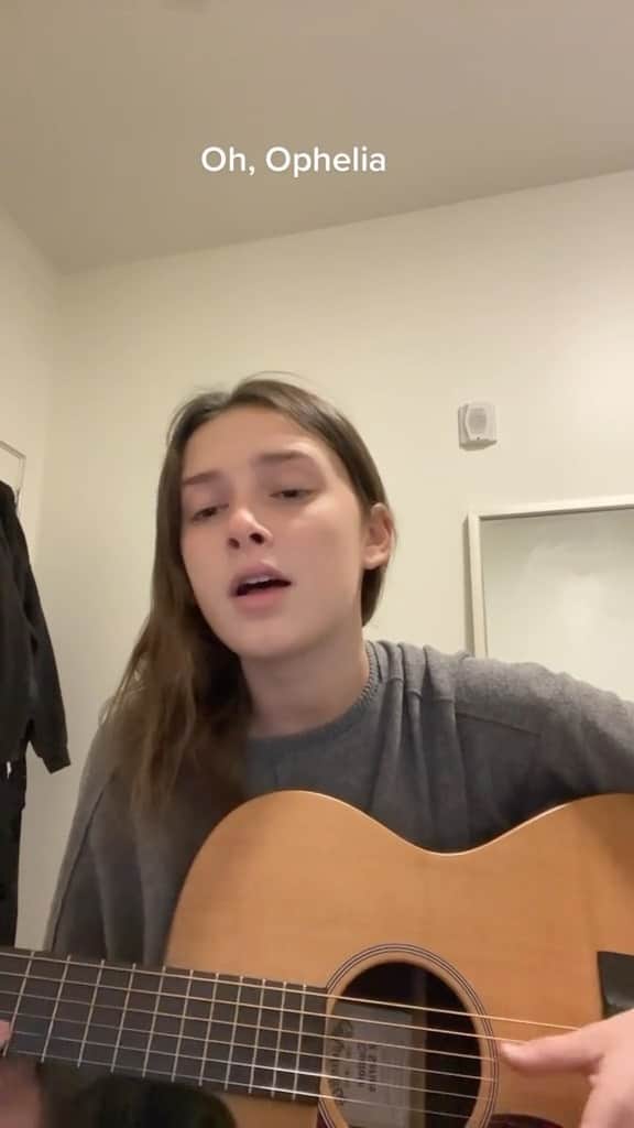 The Lumineersのインスタグラム：「Oh Ophelia 🤍 #reharmonizedlumineers  📹: @lilyfittsmusic」