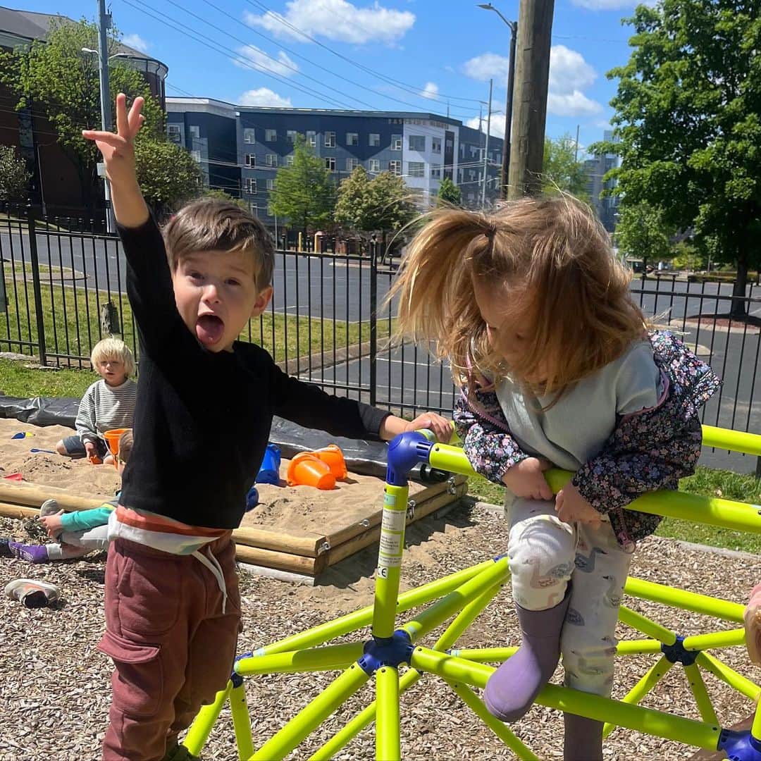 カミーユ・グアティのインスタグラム：「Tell me you’re having a good time without telling me you’re having a good time …  #monday #mommasboy」