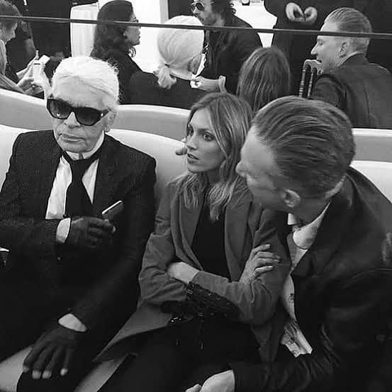 アニヤ・ルービックのインスタグラム：「#karllagerfeld 🖤」