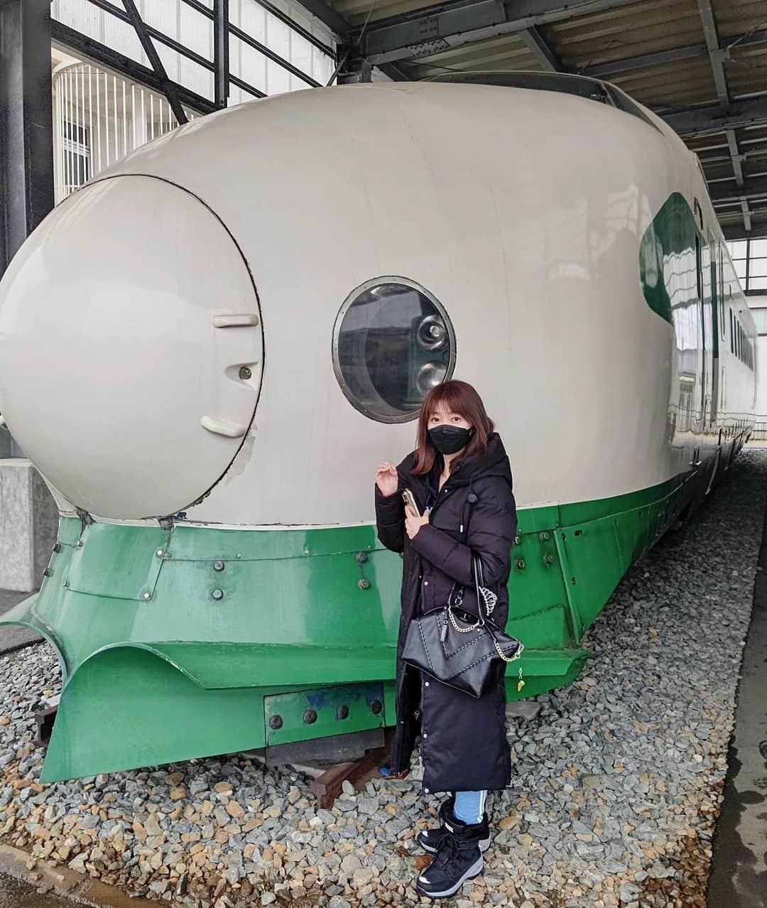 織田千穂さんのインスタグラム写真 - (織田千穂Instagram)「外には実車展示が👀！ わー！緑の0系？と思ったら こちらは200系って言うんですね- ̗̀👏🏻 ̖́- 私のポーズは0ではなくたまご🥚の丸ですw たまごの様なフォルムが可愛くて可愛くて…♡  #新潟 #新津鉄道資料館 #新津 #鉄道 #駅舎 #鉄分補給 #鉄道好きな人と繋がりたい #電車 #instatrip #train #最近の鉄活 #汽車 #機関車 #200系 #0系」5月2日 3時49分 - chihoda