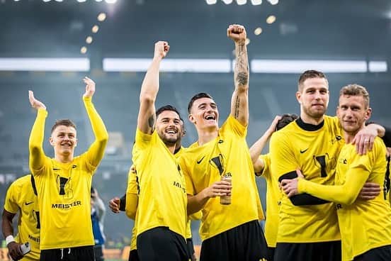 ファビアン・ルステンベルガーのインスタグラム：「Schweizermeister 💛🏆🖤 #tousensemble #wasfüreinetruppe #hoppYB #JSAML28」