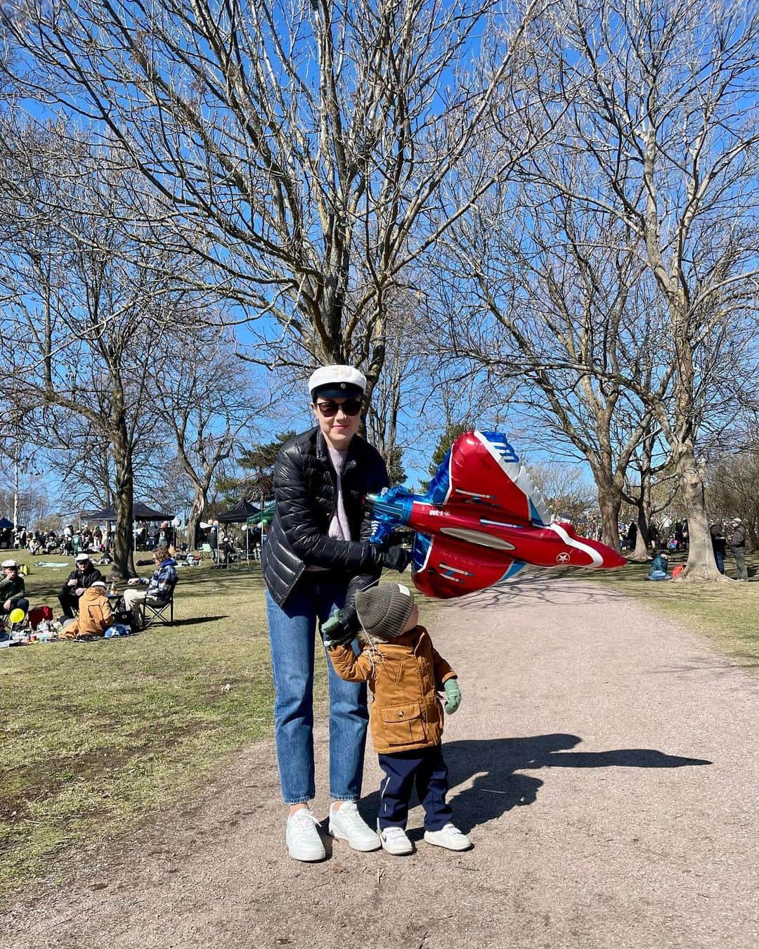ラウラ・レピストさんのインスタグラム写真 - (ラウラ・レピストInstagram)「Hilpeän hauska ja uuvuttava, on se sit opiskelijavappu tai taaperovappu.🥳🎈🍩🤷🏽‍♀️ Kolmen päivän vappujuhlinnan jälkeen arki taas maistuu.🤌🏼  #vappu #vappu2023」5月2日 3時46分 - lauralepisto