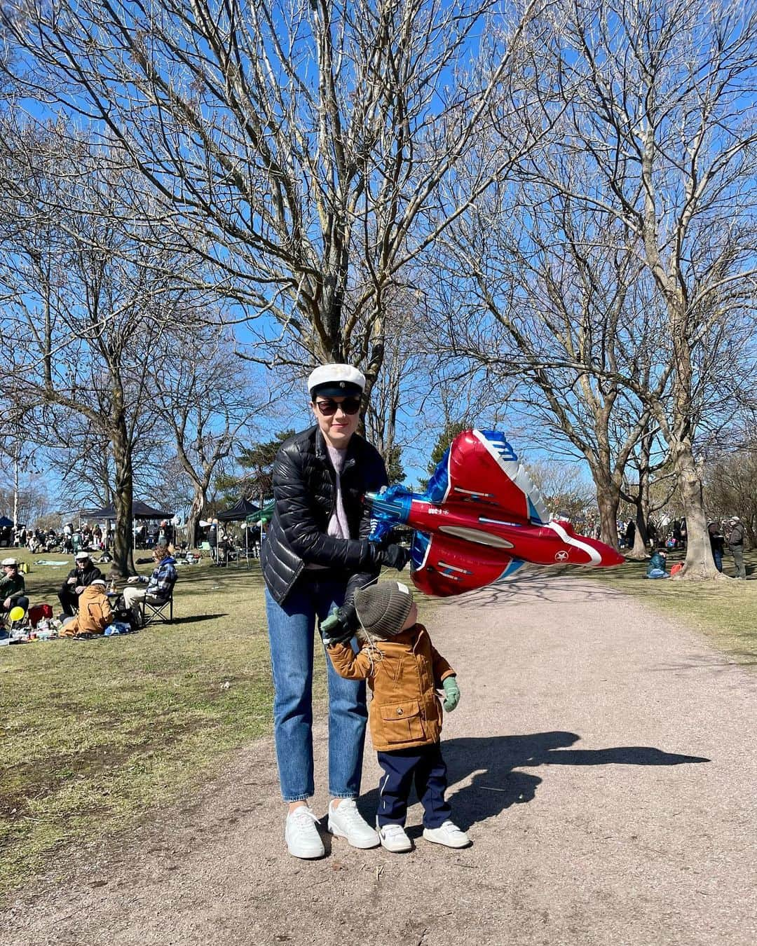 ラウラ・レピストのインスタグラム：「Hilpeän hauska ja uuvuttava, on se sit opiskelijavappu tai taaperovappu.🥳🎈🍩🤷🏽‍♀️ Kolmen päivän vappujuhlinnan jälkeen arki taas maistuu.🤌🏼  #vappu #vappu2023」