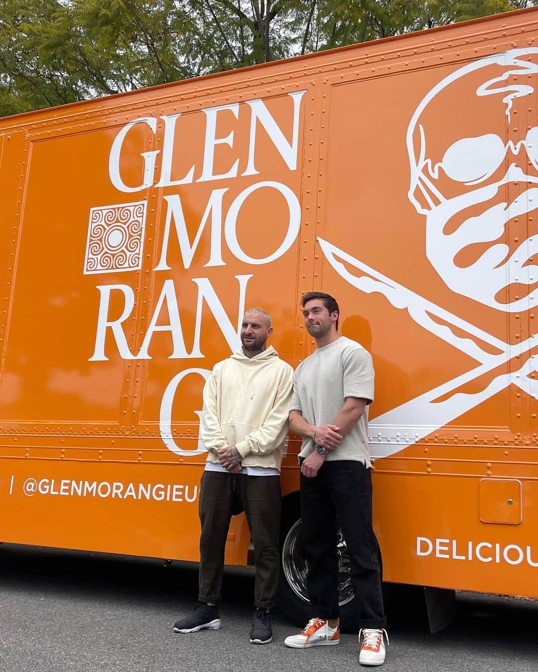 オースティン・ノースのインスタグラム：「@Glenmorangieusa and @thesurgeon stopped by my place in LA to deliver these rad custom sneakers! Had a great time meeting the team and enjoying a tasting. #GlenmorangiePartner」