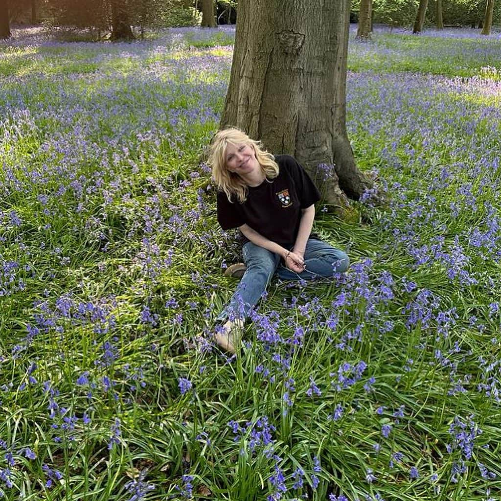 コートニー・ラブのインスタグラム：「My first bluebell knoll! Ever! I’ve never even seen a bluebell before! 🌞」