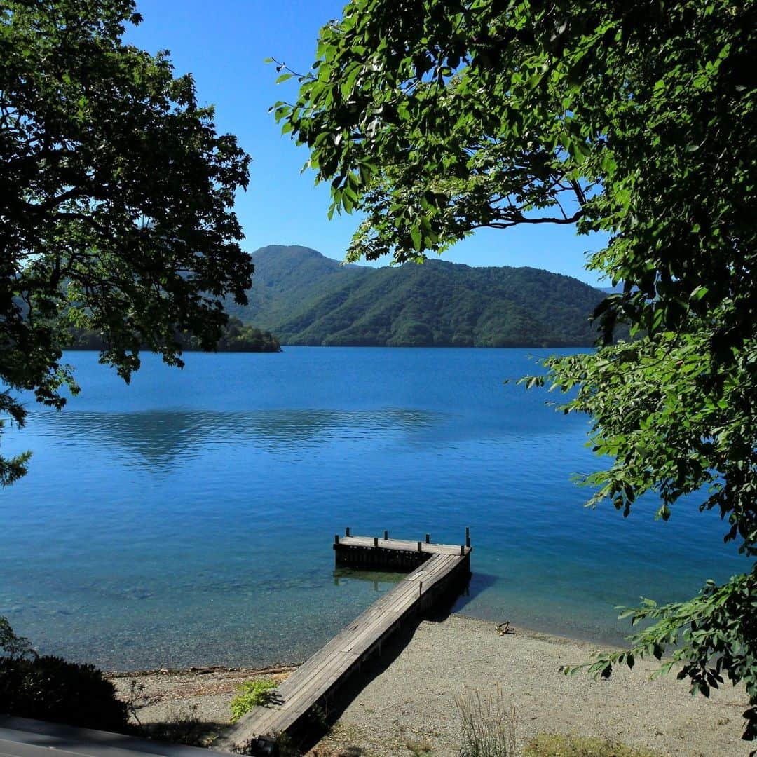 日本の国立公園さんのインスタグラム写真 - (日本の国立公園Instagram)「Experience luxury in a former embassy villa.✨  The area surrounding Chuzenji Lake once thrived as a getaway for international travelers. From the Meiji Period to the Showa Period, embassies from across the world built villas for their residents abroad and the area has been used by ambassadors and diplomats for generations.   Since then, the British and Italian villas have been restored and opened to the public. The British Embassy Villa Memorial Park seen in pictures two to four is a two story villa with a cafe serving faithful British tea and scones. ☕️  The next door Italian Embassy Villa Memorial Park seen in pictures one, five, and six, features picturesque scenery. 📸  Photo By ©︎Nikko Natural Science Museum (2nd, 4th Photos)  #NikkoNationalPark #National Park #BritishEmbassyVillaMemorialPark #ItalianEmbassyVillaMemorialPark #FormerEmbassyVilla #TochigiTourism #TochigiTravel #NikkoTourism #NikkoTravel #Villa #VillaLife #CafeTime #SpectacularViewsofJapan #Nature #Travel #DomesticTravel #Japan #日本 #国立公園」5月2日 10時00分 - nationalpark_japan