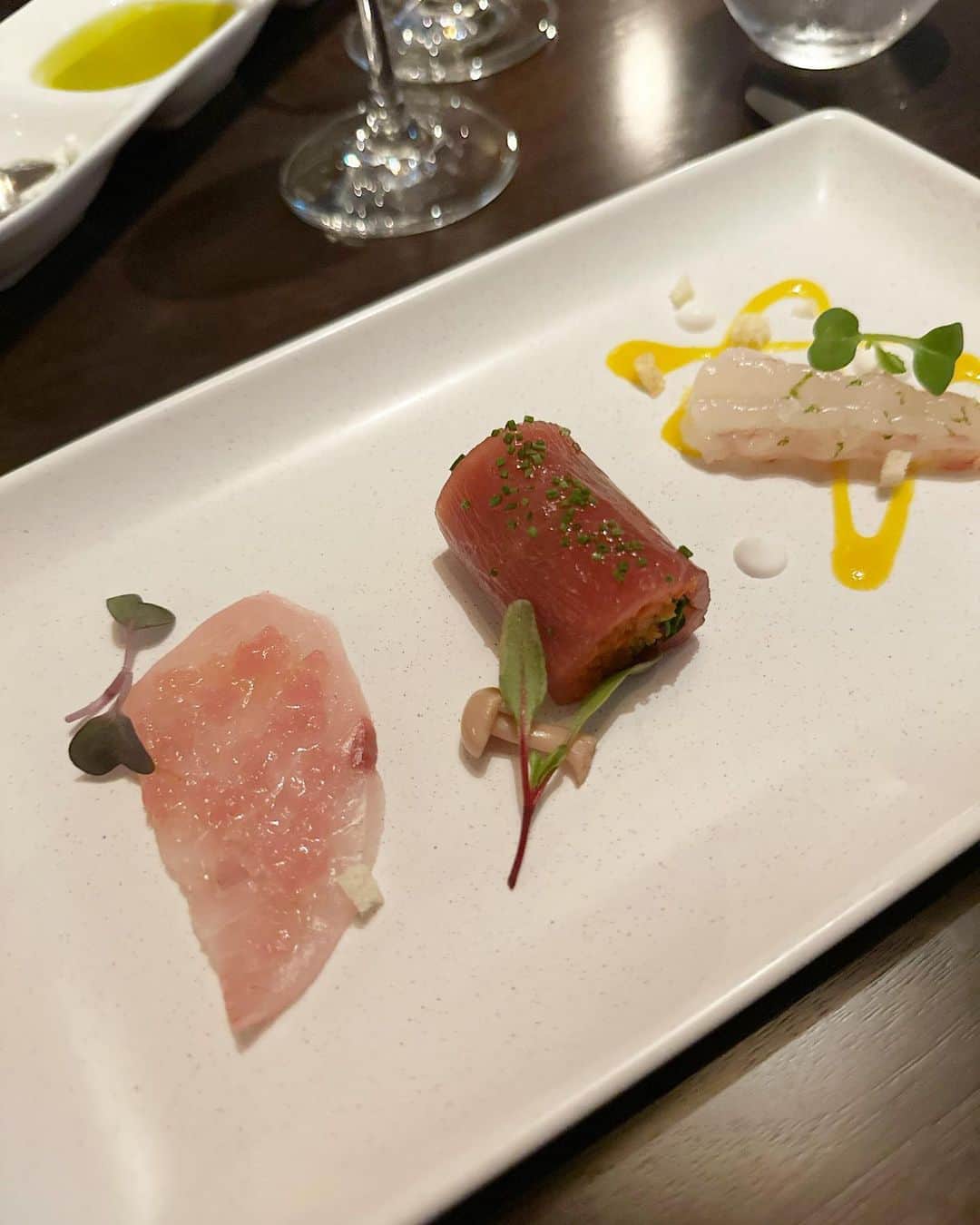 kiyomi medeirosさんのインスタグラム写真 - (kiyomi medeirosInstagram)「この日はお気に入りの @stellamccartney のワンピを着て @scarpettatokyo へ🍽️  素敵なご縁に感謝の日でした🥹✨✨✨  大好きな方達との女子会にぴったりのレストラン❤️お話をしてもお隣の会話も聞こえないけど、程よくガヤガヤしていて本当にNYのレストランみたい🇺🇸🗽❤️ メニューも少し変わったりするので飽きもこないの✨✨  @madoka__san @t.krme @aaako1104  🥹🫶❤️❤️❤️  かおりん @t.krme リボンワンピ着てくれて嬉しかった🥹💜💜スーパー可愛かったよ🥹🫶🫶  dress…#stellamccartney  sandal…#valentino  bag…#chanel  #fashion#outfit#ootd#cordinate#style#ファッション#コーディネート#コーデ#ママコーデ#大人可愛いコーデ#モノトーン#モノトーンコーデ#ブラックワンピース」5月2日 4時00分 - kiyomimedeiros