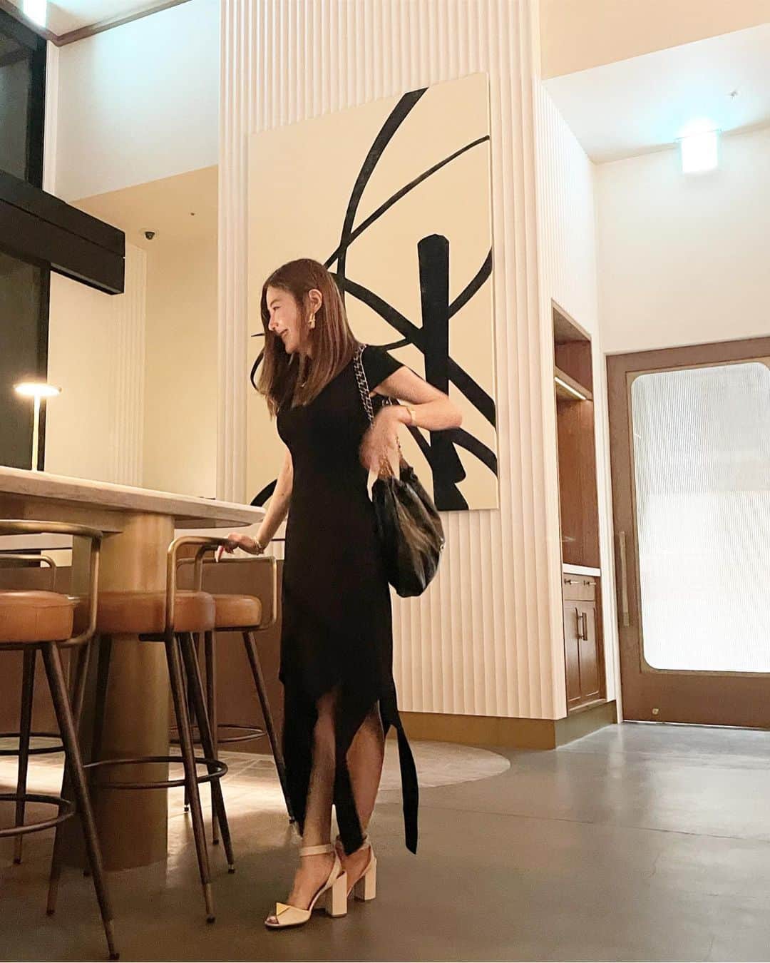 kiyomi medeirosさんのインスタグラム写真 - (kiyomi medeirosInstagram)「この日はお気に入りの @stellamccartney のワンピを着て @scarpettatokyo へ🍽️  素敵なご縁に感謝の日でした🥹✨✨✨  大好きな方達との女子会にぴったりのレストラン❤️お話をしてもお隣の会話も聞こえないけど、程よくガヤガヤしていて本当にNYのレストランみたい🇺🇸🗽❤️ メニューも少し変わったりするので飽きもこないの✨✨  @madoka__san @t.krme @aaako1104  🥹🫶❤️❤️❤️  かおりん @t.krme リボンワンピ着てくれて嬉しかった🥹💜💜スーパー可愛かったよ🥹🫶🫶  dress…#stellamccartney  sandal…#valentino  bag…#chanel  #fashion#outfit#ootd#cordinate#style#ファッション#コーディネート#コーデ#ママコーデ#大人可愛いコーデ#モノトーン#モノトーンコーデ#ブラックワンピース」5月2日 4時00分 - kiyomimedeiros
