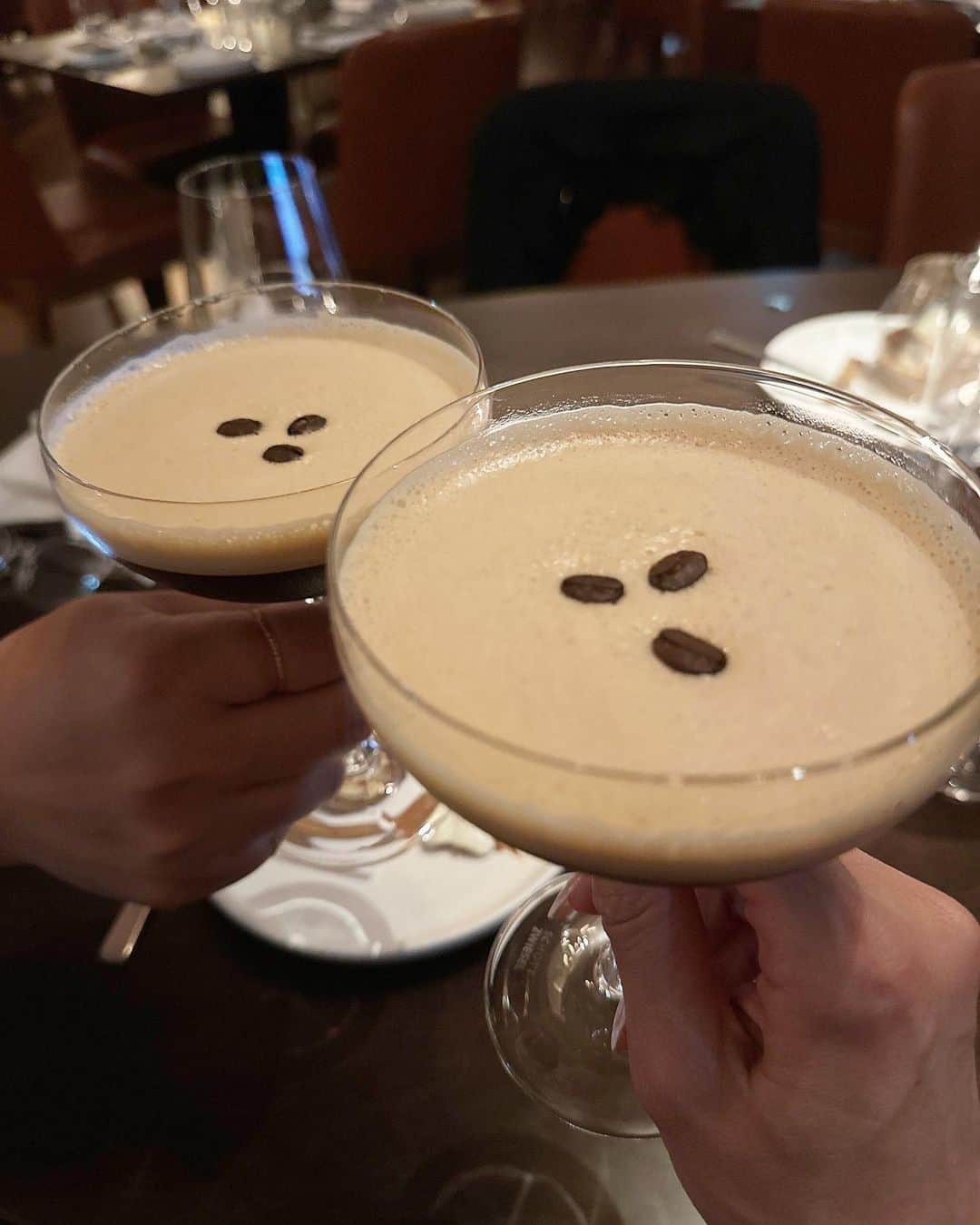 kiyomi medeirosさんのインスタグラム写真 - (kiyomi medeirosInstagram)「この日はお気に入りの @stellamccartney のワンピを着て @scarpettatokyo へ🍽️  素敵なご縁に感謝の日でした🥹✨✨✨  大好きな方達との女子会にぴったりのレストラン❤️お話をしてもお隣の会話も聞こえないけど、程よくガヤガヤしていて本当にNYのレストランみたい🇺🇸🗽❤️ メニューも少し変わったりするので飽きもこないの✨✨  @madoka__san @t.krme @aaako1104  🥹🫶❤️❤️❤️  かおりん @t.krme リボンワンピ着てくれて嬉しかった🥹💜💜スーパー可愛かったよ🥹🫶🫶  dress…#stellamccartney  sandal…#valentino  bag…#chanel  #fashion#outfit#ootd#cordinate#style#ファッション#コーディネート#コーデ#ママコーデ#大人可愛いコーデ#モノトーン#モノトーンコーデ#ブラックワンピース」5月2日 4時00分 - kiyomimedeiros