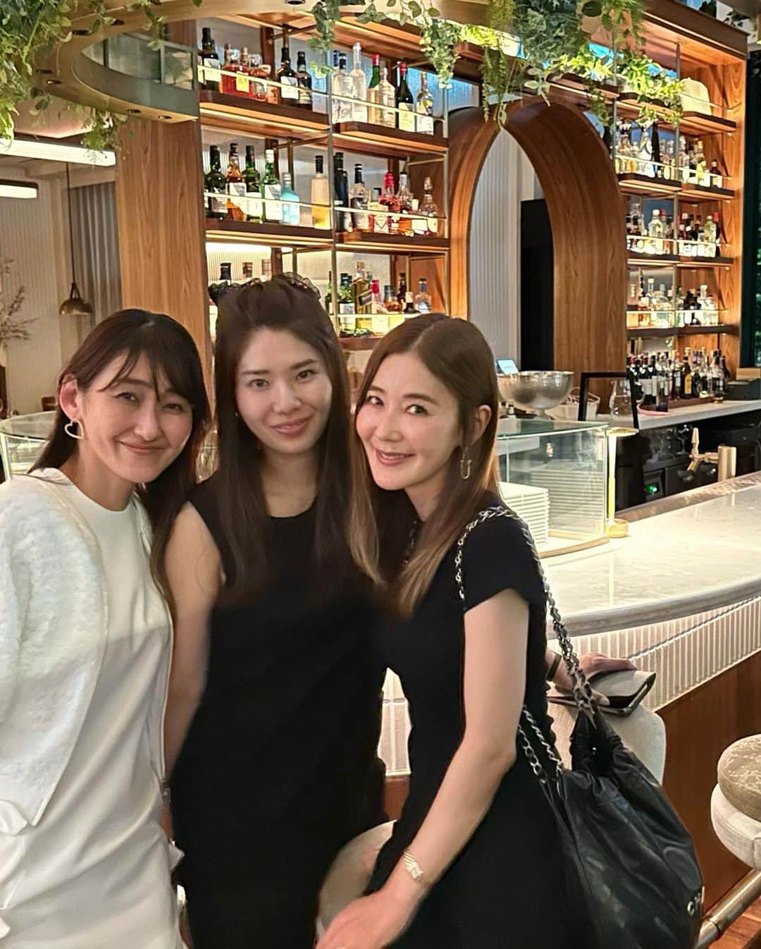 kiyomi medeirosさんのインスタグラム写真 - (kiyomi medeirosInstagram)「この日はお気に入りの @stellamccartney のワンピを着て @scarpettatokyo へ🍽️  素敵なご縁に感謝の日でした🥹✨✨✨  大好きな方達との女子会にぴったりのレストラン❤️お話をしてもお隣の会話も聞こえないけど、程よくガヤガヤしていて本当にNYのレストランみたい🇺🇸🗽❤️ メニューも少し変わったりするので飽きもこないの✨✨  @madoka__san @t.krme @aaako1104  🥹🫶❤️❤️❤️  かおりん @t.krme リボンワンピ着てくれて嬉しかった🥹💜💜スーパー可愛かったよ🥹🫶🫶  dress…#stellamccartney  sandal…#valentino  bag…#chanel  #fashion#outfit#ootd#cordinate#style#ファッション#コーディネート#コーデ#ママコーデ#大人可愛いコーデ#モノトーン#モノトーンコーデ#ブラックワンピース」5月2日 4時00分 - kiyomimedeiros