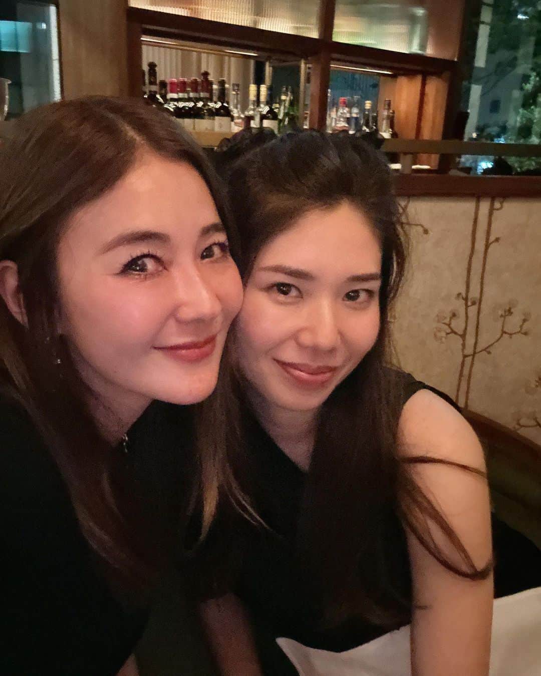 kiyomi medeirosさんのインスタグラム写真 - (kiyomi medeirosInstagram)「この日はお気に入りの @stellamccartney のワンピを着て @scarpettatokyo へ🍽️  素敵なご縁に感謝の日でした🥹✨✨✨  大好きな方達との女子会にぴったりのレストラン❤️お話をしてもお隣の会話も聞こえないけど、程よくガヤガヤしていて本当にNYのレストランみたい🇺🇸🗽❤️ メニューも少し変わったりするので飽きもこないの✨✨  @madoka__san @t.krme @aaako1104  🥹🫶❤️❤️❤️  かおりん @t.krme リボンワンピ着てくれて嬉しかった🥹💜💜スーパー可愛かったよ🥹🫶🫶  dress…#stellamccartney  sandal…#valentino  bag…#chanel  #fashion#outfit#ootd#cordinate#style#ファッション#コーディネート#コーデ#ママコーデ#大人可愛いコーデ#モノトーン#モノトーンコーデ#ブラックワンピース」5月2日 4時00分 - kiyomimedeiros