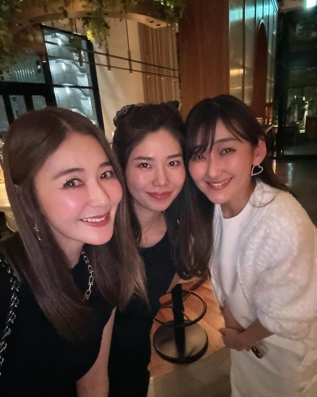 kiyomi medeirosさんのインスタグラム写真 - (kiyomi medeirosInstagram)「この日はお気に入りの @stellamccartney のワンピを着て @scarpettatokyo へ🍽️  素敵なご縁に感謝の日でした🥹✨✨✨  大好きな方達との女子会にぴったりのレストラン❤️お話をしてもお隣の会話も聞こえないけど、程よくガヤガヤしていて本当にNYのレストランみたい🇺🇸🗽❤️ メニューも少し変わったりするので飽きもこないの✨✨  @madoka__san @t.krme @aaako1104  🥹🫶❤️❤️❤️  かおりん @t.krme リボンワンピ着てくれて嬉しかった🥹💜💜スーパー可愛かったよ🥹🫶🫶  dress…#stellamccartney  sandal…#valentino  bag…#chanel  #fashion#outfit#ootd#cordinate#style#ファッション#コーディネート#コーデ#ママコーデ#大人可愛いコーデ#モノトーン#モノトーンコーデ#ブラックワンピース」5月2日 4時00分 - kiyomimedeiros