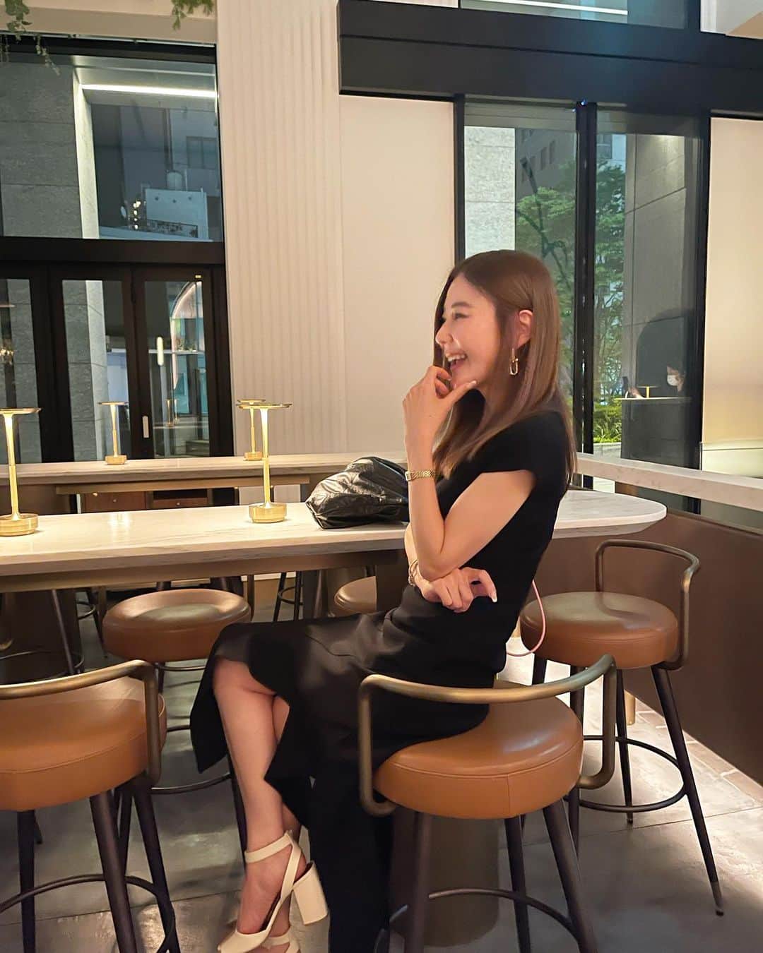 kiyomi medeirosさんのインスタグラム写真 - (kiyomi medeirosInstagram)「この日はお気に入りの @stellamccartney のワンピを着て @scarpettatokyo へ🍽️  素敵なご縁に感謝の日でした🥹✨✨✨  大好きな方達との女子会にぴったりのレストラン❤️お話をしてもお隣の会話も聞こえないけど、程よくガヤガヤしていて本当にNYのレストランみたい🇺🇸🗽❤️ メニューも少し変わったりするので飽きもこないの✨✨  @madoka__san @t.krme @aaako1104  🥹🫶❤️❤️❤️  かおりん @t.krme リボンワンピ着てくれて嬉しかった🥹💜💜スーパー可愛かったよ🥹🫶🫶  dress…#stellamccartney  sandal…#valentino  bag…#chanel  #fashion#outfit#ootd#cordinate#style#ファッション#コーディネート#コーデ#ママコーデ#大人可愛いコーデ#モノトーン#モノトーンコーデ#ブラックワンピース」5月2日 4時00分 - kiyomimedeiros