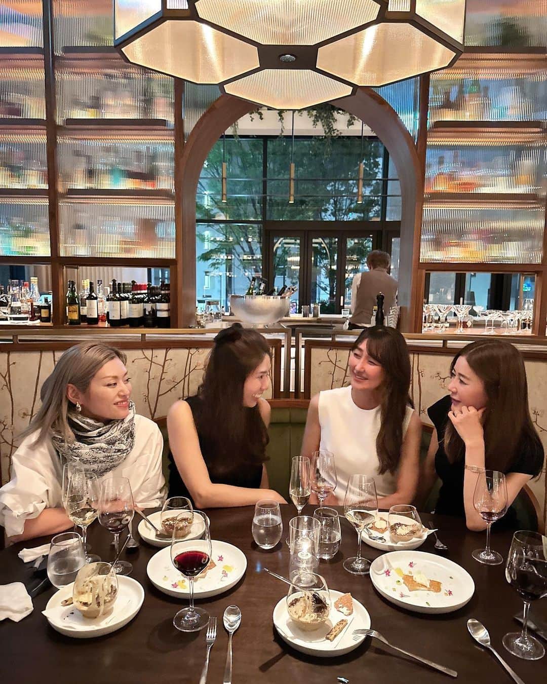 kiyomi medeirosさんのインスタグラム写真 - (kiyomi medeirosInstagram)「この日はお気に入りの @stellamccartney のワンピを着て @scarpettatokyo へ🍽️  素敵なご縁に感謝の日でした🥹✨✨✨  大好きな方達との女子会にぴったりのレストラン❤️お話をしてもお隣の会話も聞こえないけど、程よくガヤガヤしていて本当にNYのレストランみたい🇺🇸🗽❤️ メニューも少し変わったりするので飽きもこないの✨✨  @madoka__san @t.krme @aaako1104  🥹🫶❤️❤️❤️  かおりん @t.krme リボンワンピ着てくれて嬉しかった🥹💜💜スーパー可愛かったよ🥹🫶🫶  dress…#stellamccartney  sandal…#valentino  bag…#chanel  #fashion#outfit#ootd#cordinate#style#ファッション#コーディネート#コーデ#ママコーデ#大人可愛いコーデ#モノトーン#モノトーンコーデ#ブラックワンピース」5月2日 4時00分 - kiyomimedeiros