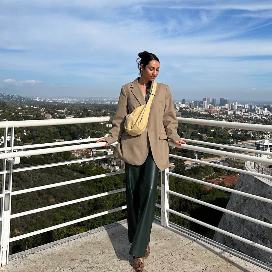 ブランクNYCのインスタグラム：「@nazyfarnoosh giving us outfit inspo for the week in our Deep Forest pant.」