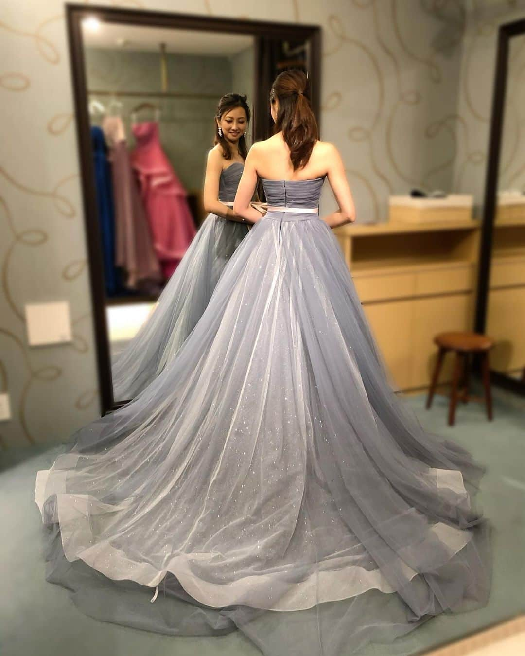 鈴木蛍さんのインスタグラム写真 - (鈴木蛍Instagram)「ウェディングドレスFitting 11👰🏻‍♀️  グレー🩶なかなか縁のない色だけど周りにそそのかされて試着。 後ろが素敵で素材とキラキラとウエストのピンクリボンが可愛いけど…ん〜🙄  #aryukiko #アールユキコ #ウェディングドレス #お色直し #カラードレス #lemariage #ルマリアージュ #試着 #結婚式 #結婚式ドレス」5月2日 4時17分 - jphotaru