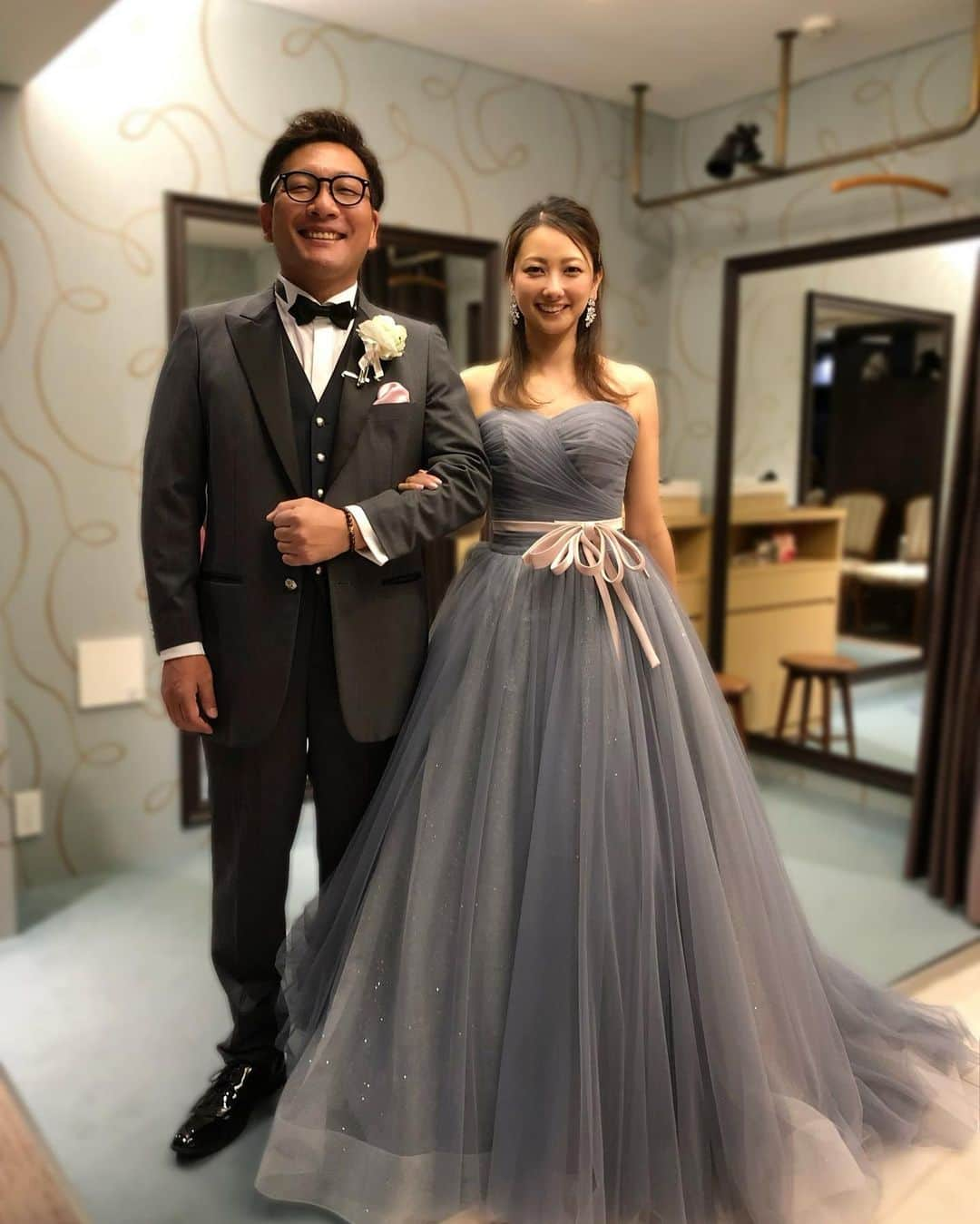 鈴木蛍さんのインスタグラム写真 - (鈴木蛍Instagram)「ウェディングドレスFitting 11👰🏻‍♀️  グレー🩶なかなか縁のない色だけど周りにそそのかされて試着。 後ろが素敵で素材とキラキラとウエストのピンクリボンが可愛いけど…ん〜🙄  #aryukiko #アールユキコ #ウェディングドレス #お色直し #カラードレス #lemariage #ルマリアージュ #試着 #結婚式 #結婚式ドレス」5月2日 4時17分 - jphotaru