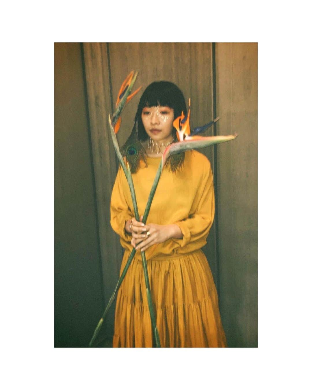 青葉市子さんのインスタグラム写真 - (青葉市子Instagram)「✿  29 Apr 2023 TOKYO春爛漫  hair&make @hoshino_kanako  styling @mie_minagawa  flower @edenworks_   PA @casxtx  lighting @colorless_ayumi.k   極楽鳥花と孔雀の羽根。 金箔の輝き。  26日が雨露なら、 29日は太陽のように。  ヘアメイクやお衣装も音楽の一部。 閃きを歓迎して、 わくわくとクリエイティブにお支度することができました。  私はセットリストを本番5分前など直前に決めるのですが、 春爛漫は自然と、お支度している時のムードや選んだ色、 素材に呼ばれる選曲になっていたと思います。 もちろん、お天気も。 ざっとやりたい曲の歌詞をまとめて持って行き、 お客さまの顔をみながらステージ上で決めて行くこともよくあります。  PAはqp,アダンの風をはじめ、 hermineからリリースして来た全ての楽曲のミックスやマスタリングを手掛けて来てくださった葛西敏彦さん。 浅草公会堂も、草月ホールも、 オーチャードホールもご一緒して来ました。 培って来た阿吽の呼吸が本当に心地よく、ありがたいですね。  舞台セットはまんまるの絨毯と裸電球を春爛漫からお借りして、 そのほかのスタンドライトや地球儀、椅子、大硨磲貝など自宅からまるごと持ち込みました。  とにかくどこまでも自由にさせて頂きました。 羽根をいっぱい広げて羽ばたけるように、 準備してくださった春爛漫のスタッフの皆さま、 hermineのチームの皆さん、心よりありがとうございました。  のびのびと音楽させて頂いて、 なんて幸せ者なのでしょうか。  終演後のサイン会でおしゃべりさせて頂いたたくさんのお客さまの言葉やお顔もよみがえります。 お手紙大切に読んでいます。  久しぶりの東京の公演が、春爛漫で本当に良かった。  ご来場くださった皆さま ありがとうございました。  また元気に逢いましょう❁✿  青葉市子  .」5月2日 4時26分 - ichikoaoba