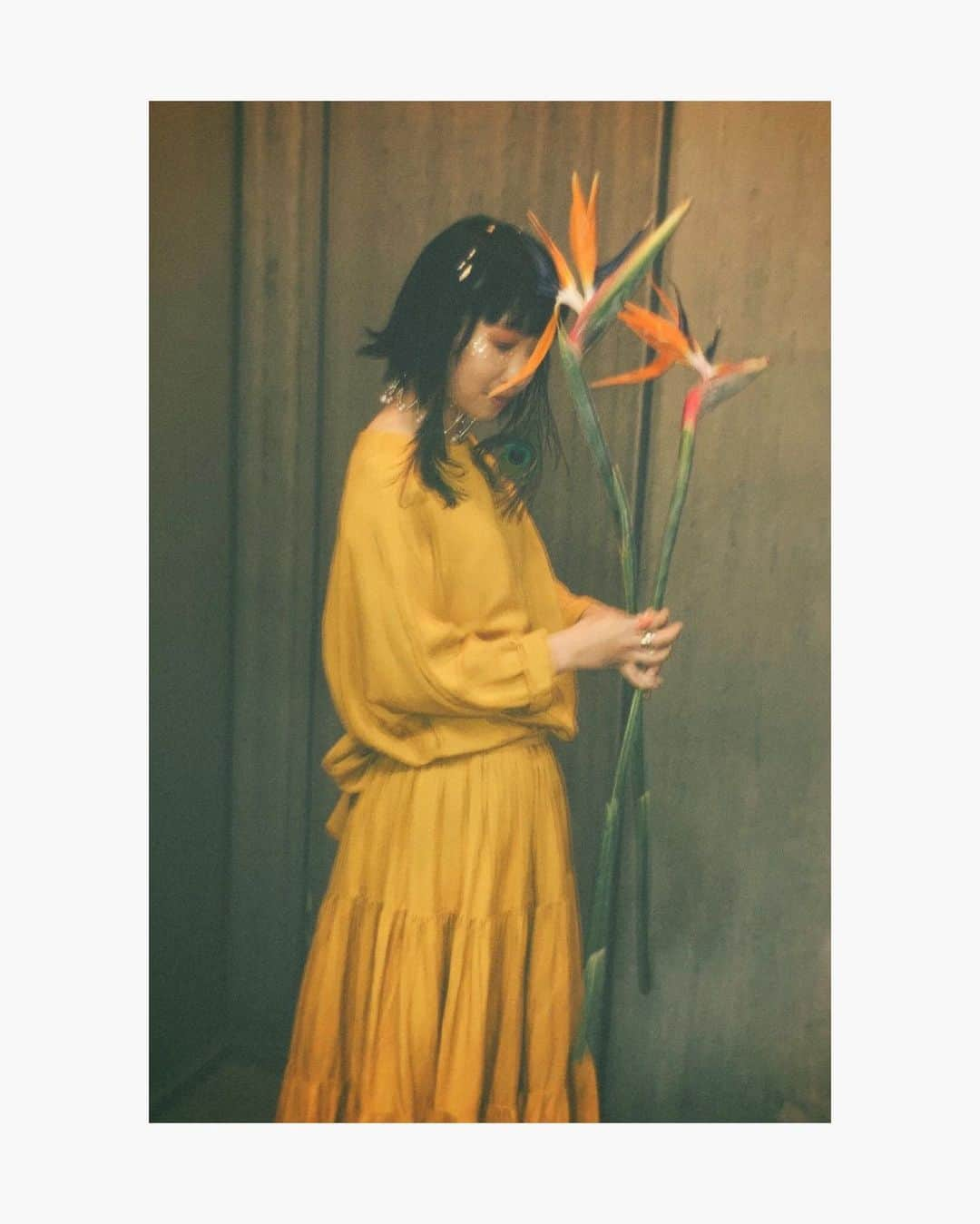 青葉市子さんのインスタグラム写真 - (青葉市子Instagram)「✿  29 Apr 2023 TOKYO春爛漫  hair&make @hoshino_kanako  styling @mie_minagawa  flower @edenworks_   PA @casxtx  lighting @colorless_ayumi.k   極楽鳥花と孔雀の羽根。 金箔の輝き。  26日が雨露なら、 29日は太陽のように。  ヘアメイクやお衣装も音楽の一部。 閃きを歓迎して、 わくわくとクリエイティブにお支度することができました。  私はセットリストを本番5分前など直前に決めるのですが、 春爛漫は自然と、お支度している時のムードや選んだ色、 素材に呼ばれる選曲になっていたと思います。 もちろん、お天気も。 ざっとやりたい曲の歌詞をまとめて持って行き、 お客さまの顔をみながらステージ上で決めて行くこともよくあります。  PAはqp,アダンの風をはじめ、 hermineからリリースして来た全ての楽曲のミックスやマスタリングを手掛けて来てくださった葛西敏彦さん。 浅草公会堂も、草月ホールも、 オーチャードホールもご一緒して来ました。 培って来た阿吽の呼吸が本当に心地よく、ありがたいですね。  舞台セットはまんまるの絨毯と裸電球を春爛漫からお借りして、 そのほかのスタンドライトや地球儀、椅子、大硨磲貝など自宅からまるごと持ち込みました。  とにかくどこまでも自由にさせて頂きました。 羽根をいっぱい広げて羽ばたけるように、 準備してくださった春爛漫のスタッフの皆さま、 hermineのチームの皆さん、心よりありがとうございました。  のびのびと音楽させて頂いて、 なんて幸せ者なのでしょうか。  終演後のサイン会でおしゃべりさせて頂いたたくさんのお客さまの言葉やお顔もよみがえります。 お手紙大切に読んでいます。  久しぶりの東京の公演が、春爛漫で本当に良かった。  ご来場くださった皆さま ありがとうございました。  また元気に逢いましょう❁✿  青葉市子  .」5月2日 4時26分 - ichikoaoba