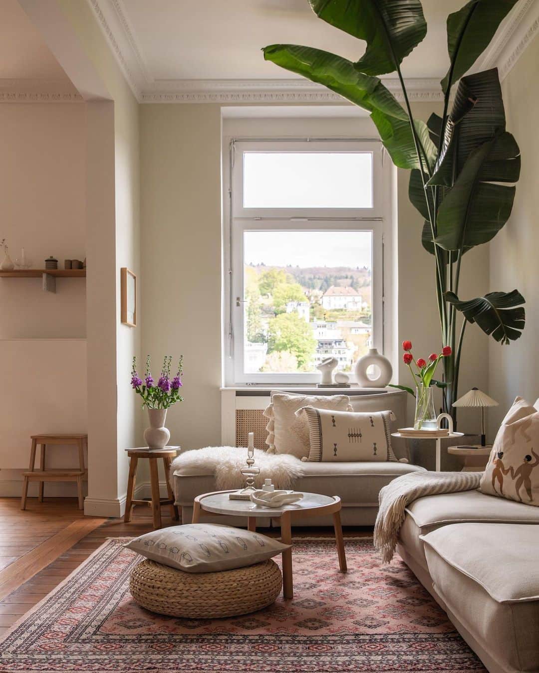 MT DOMAINEのインスタグラム：「Cozy space with a view.   (Via @homeinheidelberg) #MyDomaine」
