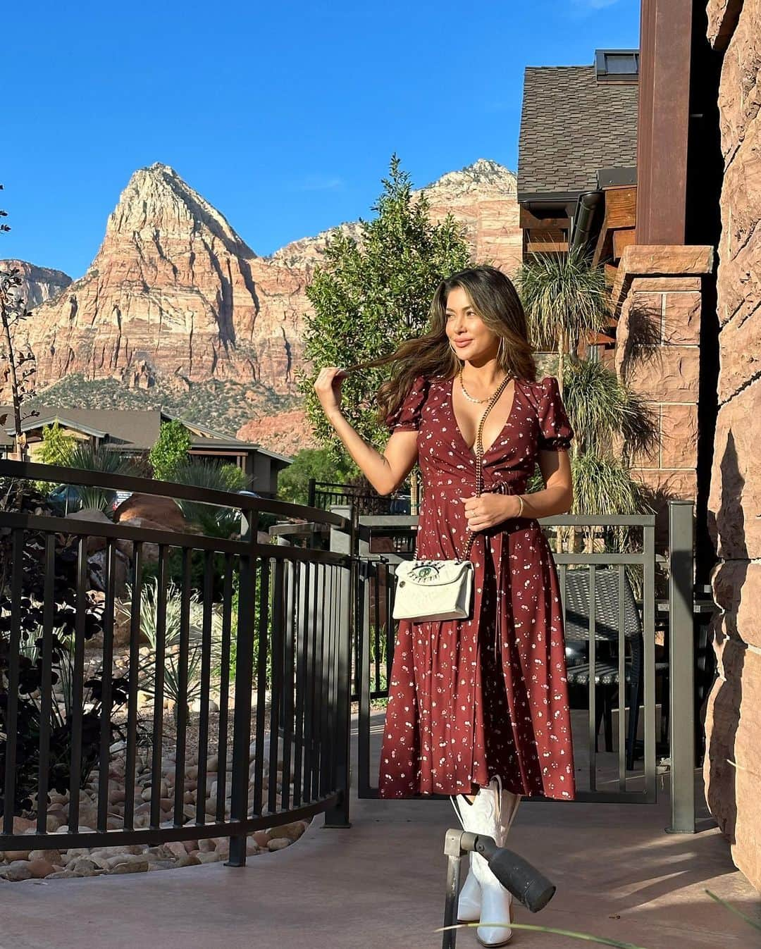 アリアニー・セレステさんのインスタグラム写真 - (アリアニー・セレステInstagram)「Zion views. ⛰️❤️ - #springstyle #sundress #zionnationalpark #explorer」5月2日 5時09分 - ariannyceleste