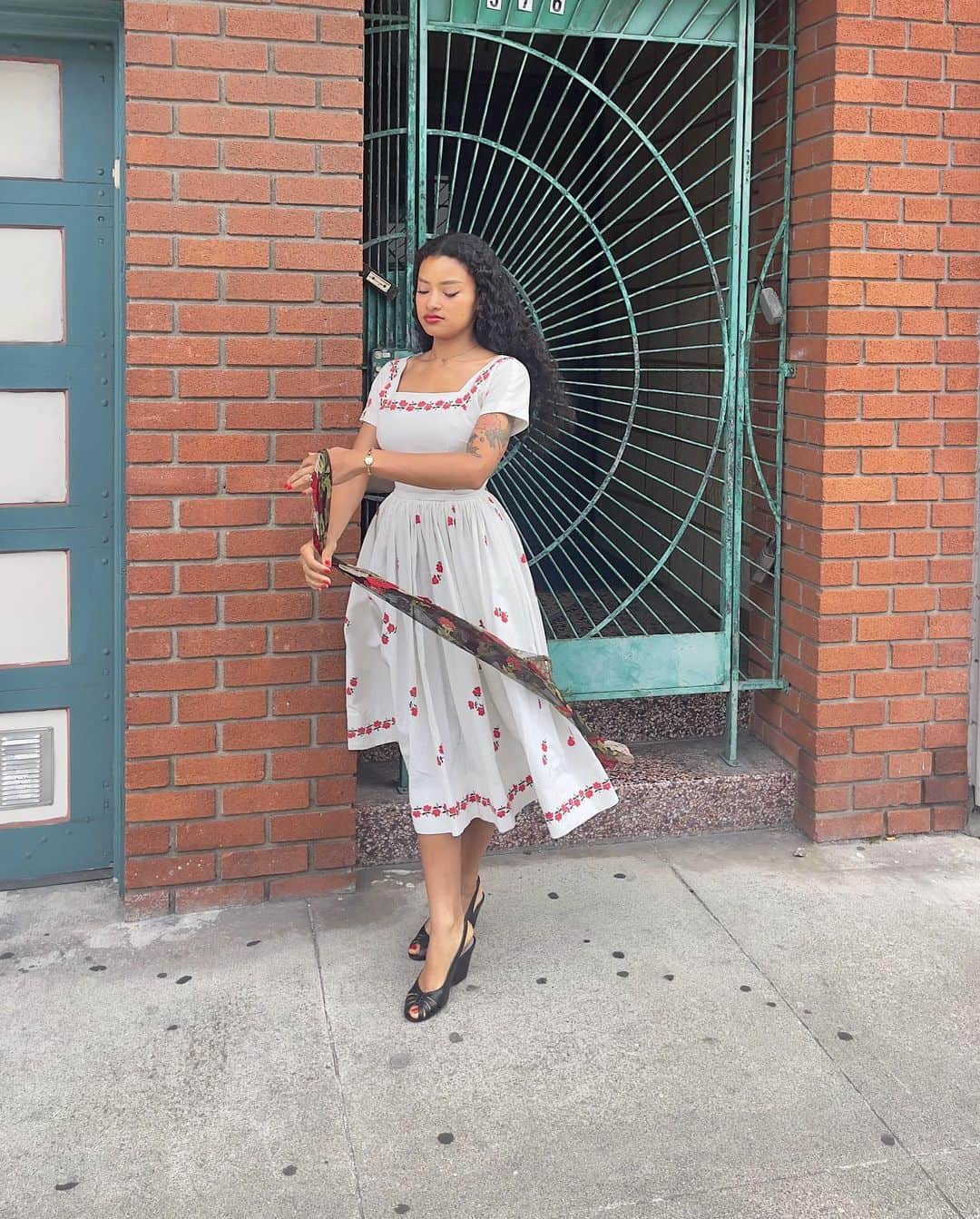 ティファニー・キャデラックのインスタグラム：「Swipe for a surprise 🌬️」