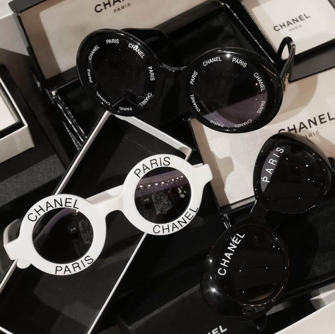のインスタグラム：「1993 CHANEL Round Sunglasses  #karllagerfeld #metgala2023」