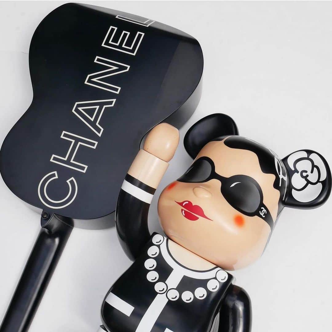 のインスタグラム：「2009 CHANEL Guitar on runway  #karllagerfeld #metgala2023」