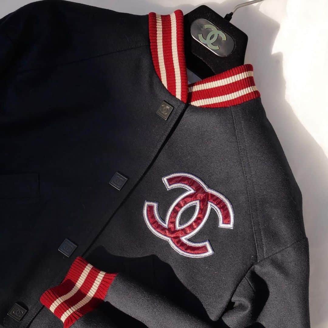 のインスタグラム：「2004 CHANEL varsity jacket   #karllagerfeld #metgala2023」