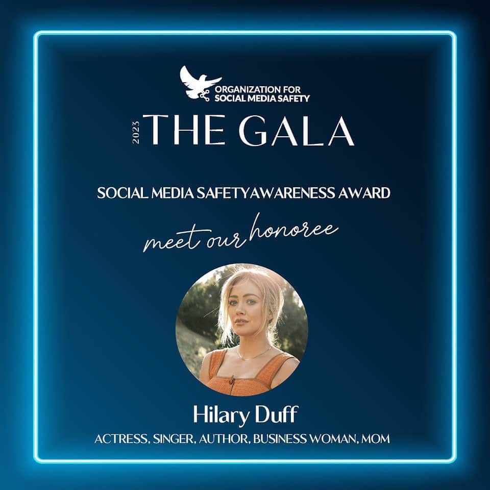 ヒラリー・ダフのインスタグラム：「I cannot stress how important it is to educate yourselves on the harm that social media is causing to our youth. It is not all bad obviously, but it’s so important to arm yourselves and your kids with ways to keep them safe/feel heard/learn what’s real/realistic vs not. The percentage of kids/teens/young adults that have been or are being bullied/dealing with anxiety and depression is sky rocketing. I’m honored to receive an award from @org4socialmediasafety but most importantly, be there with my ears, eyes and heart open to learn how to navigate this on-going epidemic that is hurting our kids. The night is promised to inform you ❤️」