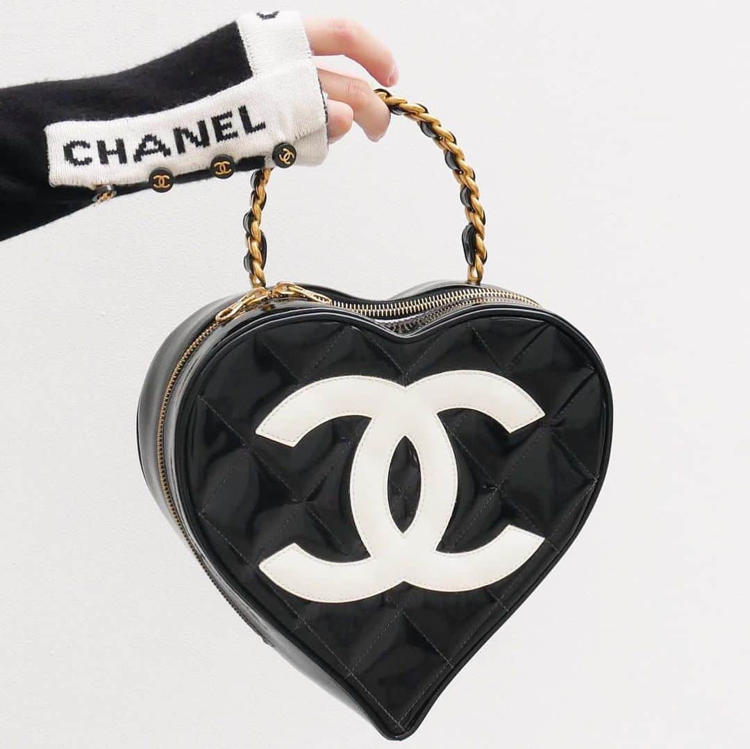 のインスタグラム：「1995 CHANEL heart vanity handbag  #karllagerfeld #metgala2023」
