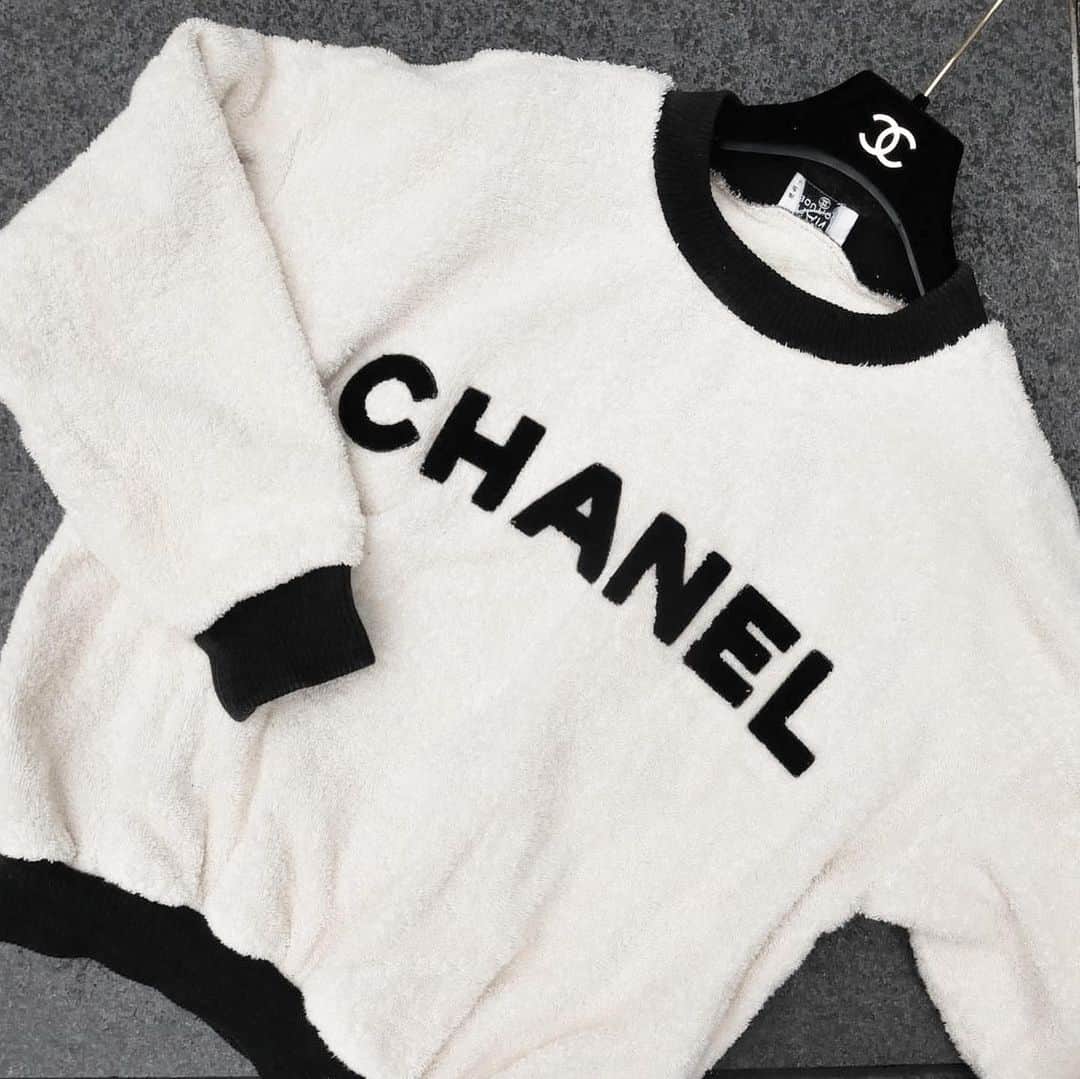のインスタグラム：「1992 CHANEL Terry cloth sweater   #karllagerfeld #metgala2023」