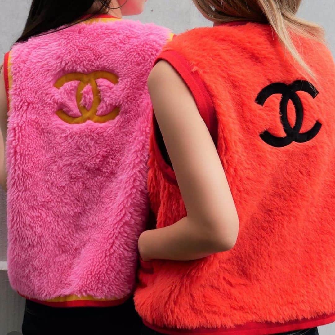 のインスタグラム：「Fall 1994 CHANEL fur vest  #karllagerfeld #metgala2023」