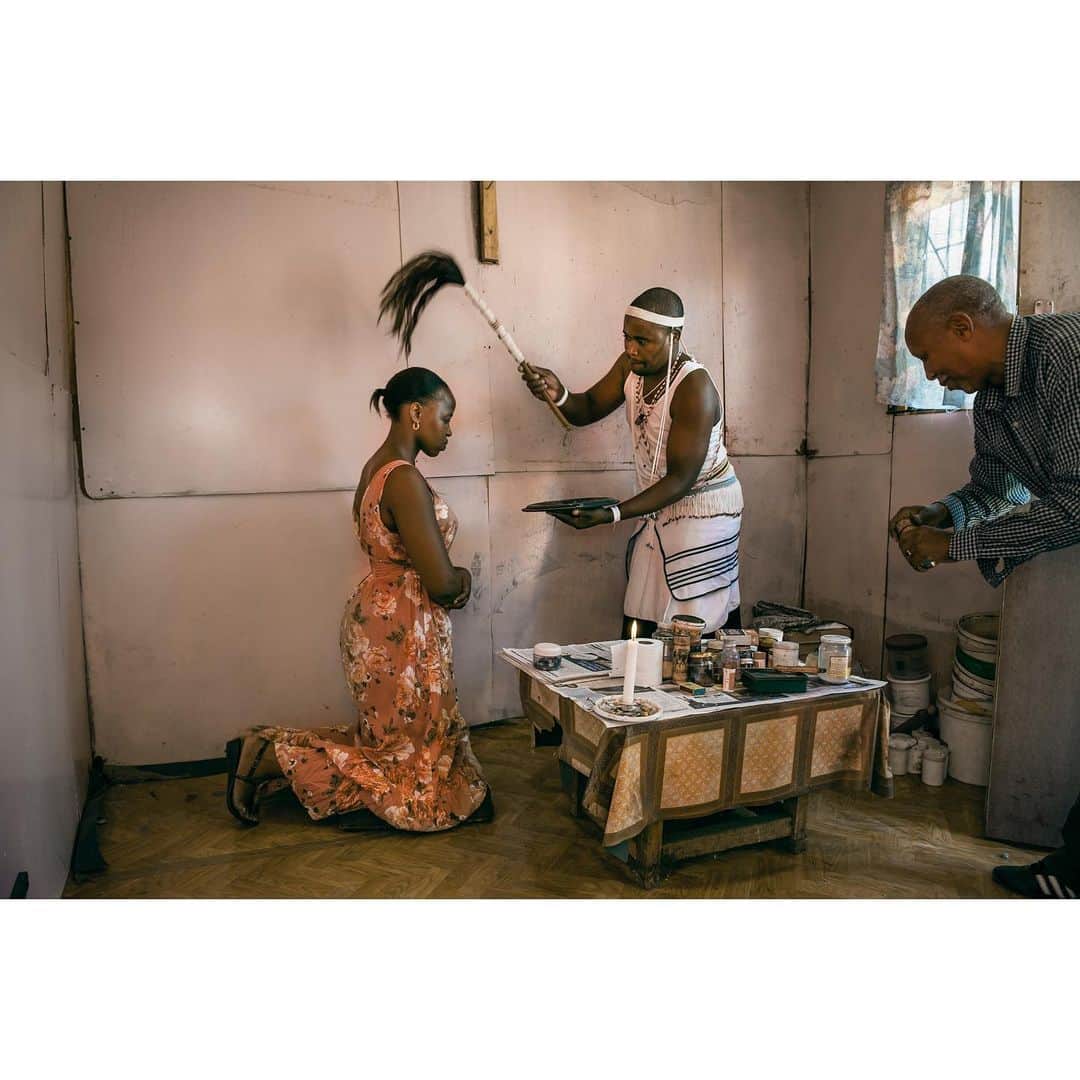 スティーブ・マカリーのインスタグラム：「A traditional South African healer or Sangoma, attends to all types of physical, emotional, and spiritual illnesses. Cape Town, South Africa, 2009.」
