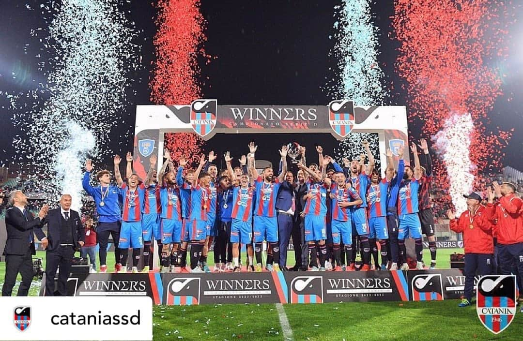 森本貴幸のインスタグラム：「💙❤️🐘campione di serieD #catania #campione #serieD #promozione」