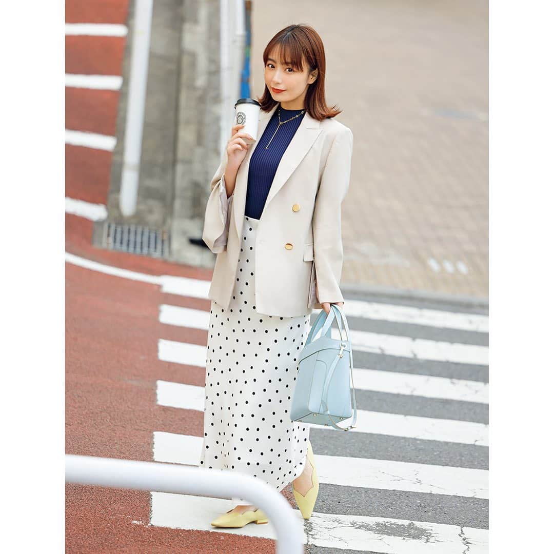 のインスタグラム：「5月2日《毎日レディコーデ》このコーデにときめいたら🌸をください✨  ゆったりはおれるダブルジャケットが、ドット柄スカートの甘さを抑えて大人可愛いお仕事服にしてくれます✨　　　　  アイテムの詳細はこちら🤍 ジャケット¥27,500 #アプワイザーリッシェ　 アンサンブル（中のタンクトップを着用）¥18,700 #ジャスグリッティー　 スカート¥17,600 #アルページュ ストーリー　 バッグ¥52,800 #サマンサタバサ パンプス¥7,590 #ランダ　 イヤリング¥38,500、ネックレス¥46,200 #ココシュニック   ☑️みんなのレディコーデ みなさんの今日のコーデを #みんなのレディコーデ をつけて投稿してください💖 素敵なコーデは、美人百花webサイト「美人百花.com」に掲載させていただきます。  #美人百花 #毎日レディコーデ #アラサーコーデ #フェミニンコーデ #美人百花コーデ #フェミニン好きと繋がりたい #宇垣美里 さん」