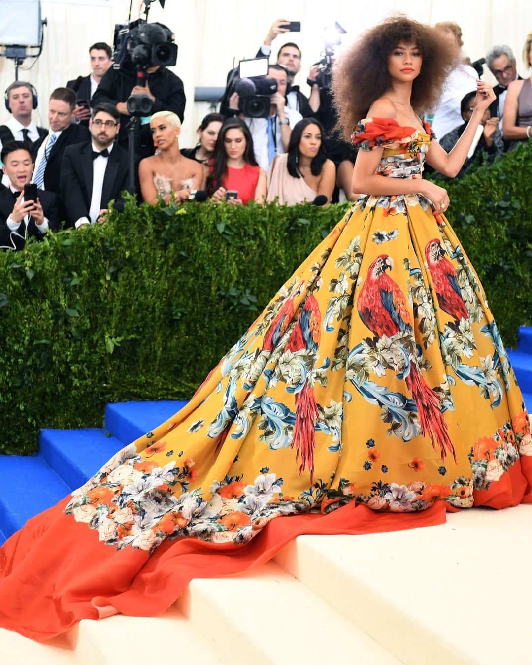 E! Onlineさんのインスタグラム写真 - (E! OnlineInstagram)「Can we hear a little commotion for the back of the dress?! #MetGala trains are arriving shortly. 🚂 (📷: Shutterstock/Getty)」5月2日 6時01分 - enews