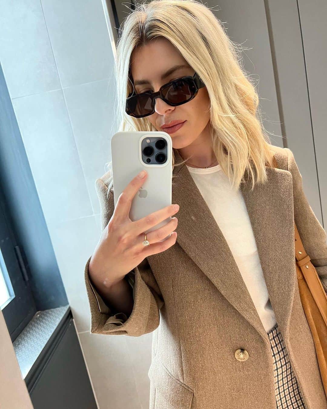 Mollie Kingのインスタグラム：「Girls about town」