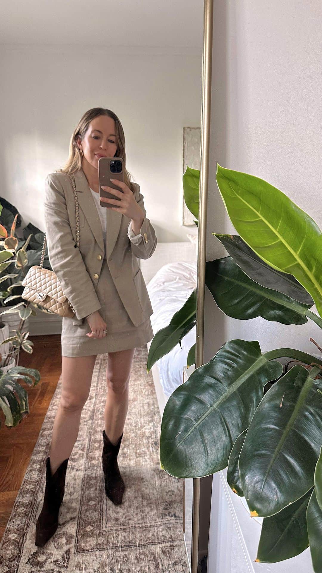 Helena Glazer Hodneのインスタグラム：「I'm such a sucker for a two piece linen set. @jcrew」