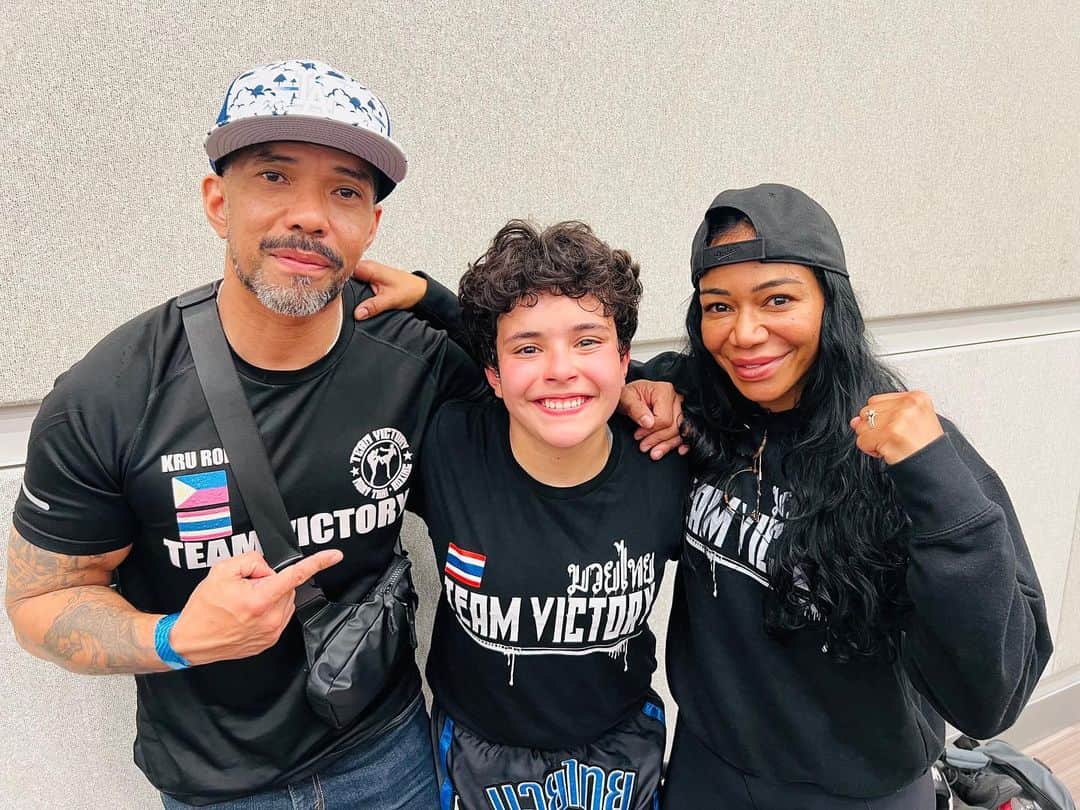 のインスタグラム：「Our kids’ first fight and what an adventure for dad, @1912forgmoney and me. Suffice it to say, a warrior is born!! Mad props to @tvmuaythai @teambullybusterselfdefense and our love to the phenomenal #coachrod and #coachketa for their devotion to and training of these young athletes.」