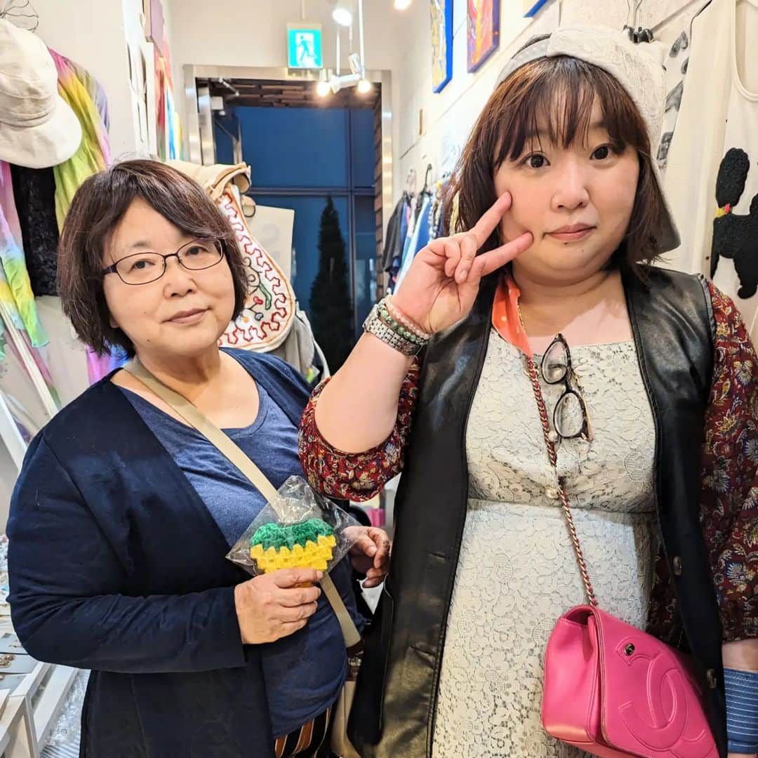 平井富子さんのインスタグラム写真 - (平井富子Instagram)「千葉からナツキさんとミエコさんファミリーがアンシャンテに、、  以前、気にいって頂いた東日本大震災の被災者さん達が編んでいるアクリルたわしを再度、購入頂きました。  このイチゴのたわしを他の商品とコラボしてみたいと提案が、、 素晴らしい〜 実現したらステキです。  また、お話しましょう。」5月2日 17時30分 - enchantewithd