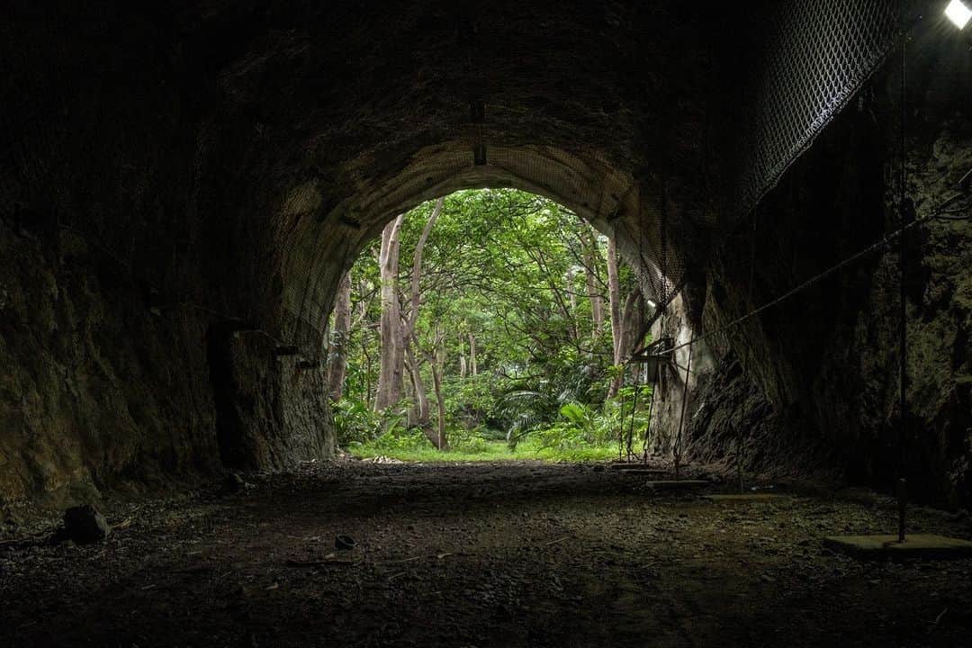小笠原村観光局のインスタグラム：「. いつもご覧いただきありがとうございます！ #ogasawalove のハッシュタグから 素敵な作品をご紹介します！👍  本日の作品は @miromiroko12 さんです。  👇🏝コメントも一部ご紹介🏝👇  トンネルの向こう側。 . . 小笠原 父島 連珠トンネル（軍用隧道） 2022.10 _ #トンネル #自然が好き  📍#小笠原諸島 #父島 📅PostDate：April.2023 #4月の小笠原   📸素敵な作品をありがとうございます📸  ここは、父島の戦跡スポット 軍用隋道として建設され今も歩道専用として使用できる扇浦の連珠トンネルです。 100M程度の登り道になりますが、この先は連珠ダムへ行くことができます。  写真からも伝わってくる魅力。 ジャングルの先が、異世界への入口に見える方も多いかもしれませんね。  小笠原に来たのなら！ 冒険心をくすぐる、魅力的な森に出かけてみよう♪  ■□■□■□■□■□■□  「百人百通りの楽しみ方が出来る観光地、小笠原」 #ogasawalove なあなたも、小笠原の魅力をどんどん見つけてみよう！  あなたの小笠原の写真に#ogasawalove のハッシュタグを添えて投稿してくださいね。 当アカウントでご紹介させていただきます！  それでは次回の投稿もお楽しみに♪  ■□■□■□■□■□■□」