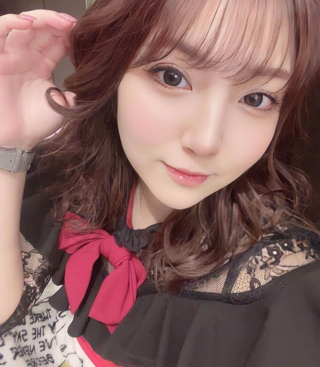 のインスタグラム：「今日も出勤だぞー！！！ 実は最近カラコンし始めたんだよ🥺 正直思ってたんと違うって感じで結構ナチュラルだからわかりにくいとは思うがw 今日は混むかな〜？？  #バルセロナグループ #ピーアンドジェー #札幌 #すすきの #ススキノ #キャバクラ #キャバ嬢 #キャバクラ嬢 #ニュークラブ #ニュークラ #ニュークラ嬢 #キャバ #ラウンジ #ラウンジ嬢 #ガールズバー #ホステス #すすきのキャバクラ #すすきのキャバ嬢 #すすきのグルメ #札幌旅行 #美人 #美女 #可愛い #可愛い女の子 #銀座 #六本木 #北新地 #錦 #中洲 #オタク」