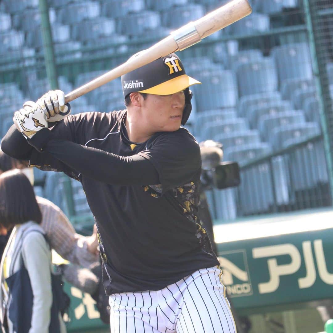 阪神タイガースさんのインスタグラム写真 - (阪神タイガースInstagram)「5月2日 中日戦、本日の試合前練習の様子です！ #小野寺暖 選手 #佐藤輝明 選手 #大山悠輔 選手 #植田海 選手 #梅野隆太郎 選手 #渡邉諒 選手 #ジェレミービーズリー 選手 #岩崎優 選手 #村上頌樹 選手 #及川雅貴 選手 #阪神タイガース  #ARE」5月2日 17時27分 - hanshintigers_official